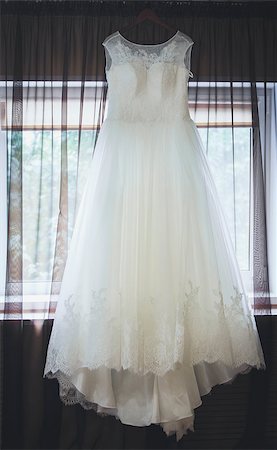 Photo wedding dress hanging in a window. Photographie de stock - Aubaine LD & Abonnement, Code: 400-08529302