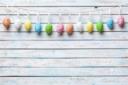 frohe ostern - Traditional Easter eggs on a wooden background Foto de stock - Super Valor sin royalties y Suscripción, Código: 400-08529329