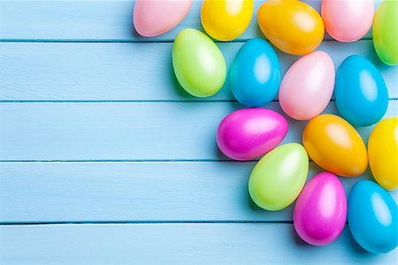 simsearch:400-07921731,k - Traditional Easter eggs on a wooden background Stock Photo - Budget Royalty-Free & Subscription, Code: 400-08529338