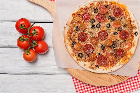 simsearch:400-07893141,k - Italian pizza served on wooden table, close-up. Photographie de stock - Aubaine LD & Abonnement, Code: 400-08530519