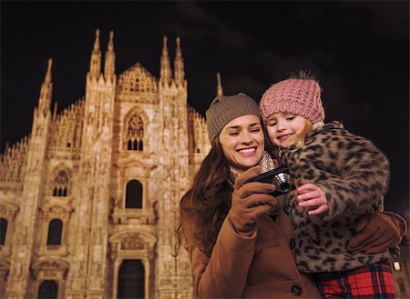 simsearch:400-08341864,k - Family holidays in style. Happy mother and daughter looking on photos in digital camera in the front of Duomo in Milan, Italy in the evening Fotografie stock - Microstock e Abbonamento, Codice: 400-08530932