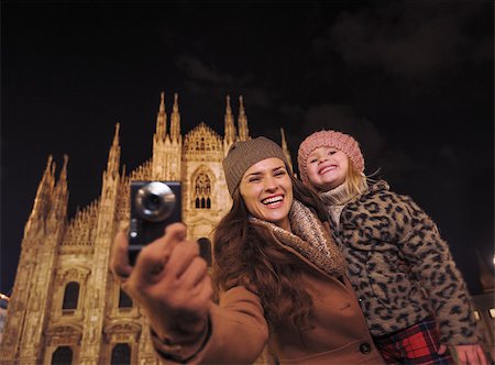 simsearch:400-08341864,k - Family holidays in style. Happy mother and daughter sightseeing and taking photos with digital camera in the front of Duomo in Milan, Italy in the evening Fotografie stock - Microstock e Abbonamento, Codice: 400-08530933