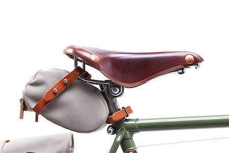 simsearch:400-08531186,k - Vintage road bicycle saddle with under saddle bag, isolated on white. Foto de stock - Super Valor sin royalties y Suscripción, Código: 400-08531184