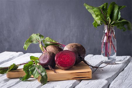 rote-beete-suppe - Beetroots on white painted rustic wooden table with slate background. Stockbilder - Microstock & Abonnement, Bildnummer: 400-08531385