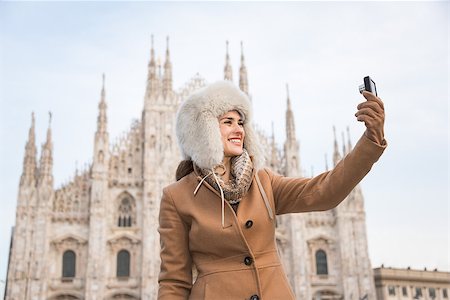 simsearch:400-08530001,k - Discovering Italian treasures hidden in Milan. Smiling woman traveler taking selfies with digital camera in the front of Duomo Stockbilder - Microstock & Abonnement, Bildnummer: 400-08532357