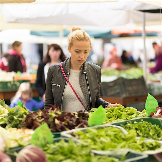 Woman buying fruits and vegetables at local food market. Market stall with variety of organic vegetable. Foto de stock - Sin royalties, Artista: kasto, Código de la imagen: 400-08533010