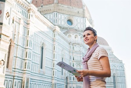simsearch:400-08530001,k - An amble around awe-inspiring Duomo in Florence, Italy. Happy woman with tourist map looking into the distance Stockbilder - Microstock & Abonnement, Bildnummer: 400-08533554