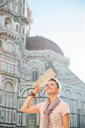 simsearch:400-08020855,k - An amble around awe-inspiring Duomo in Florence, Italy. Smiling woman tourist with map sightseeing in Florence Stockbilder - Microstock & Abonnement, Bildnummer: 400-08533565