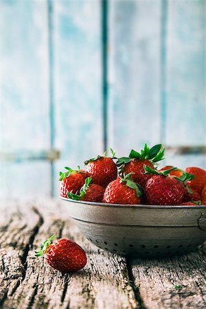 simsearch:400-06639321,k - Fresh fruit. Strawberries on wood. Spring fruit. Stock Photo - Budget Royalty-Free & Subscription, Code: 400-08555346