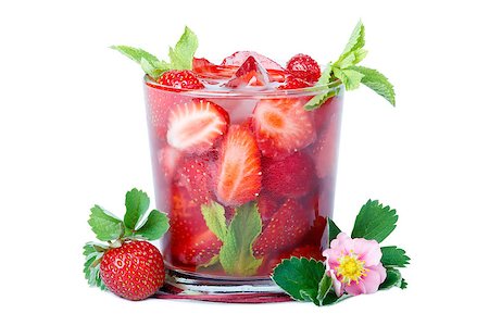 simsearch:400-04524035,k - Refreshing glass of strawberry with mint and ice isolated on white background. Foto de stock - Super Valor sin royalties y Suscripción, Código: 400-08550679