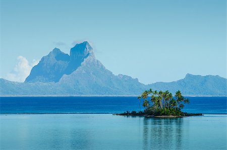 View of an island with palm trees in the South Pacific Ocean with  Mount Otemanu on Bora Bora in the distance. Foto de stock - Super Valor sin royalties y Suscripción, Código: 400-08550704