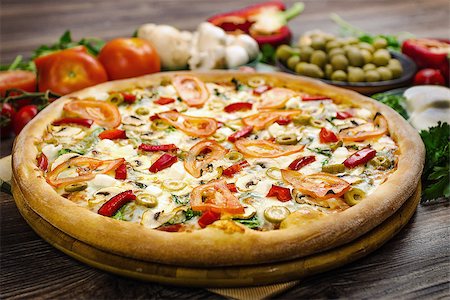 pizza wood - pizza made from fresh cheese and selected vegetables, consisting of mushrooms and black olives Stock Photo - Budget Royalty-Free & Subscription, Code: 400-08551661