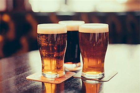 simsearch:400-04714958,k - Glasses of light and dark beer on a pub background. Foto de stock - Super Valor sin royalties y Suscripción, Código: 400-08551884