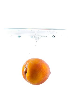 raulmellado (artist) - Peach on white background falling and splashing water, giving a unique feeling of freshness and vitality Foto de stock - Royalty-Free Super Valor e Assinatura, Número: 400-08552911