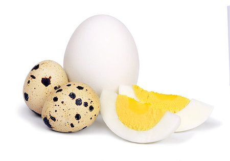 simsearch:400-05383364,k - A few unpeeled boiled chicken and quail eggs and two slices of eggs isolated on a white background. Photographie de stock - Aubaine LD & Abonnement, Code: 400-08553128