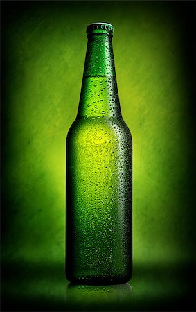 simsearch:400-05260769,k - Delicious beer in bottle on green background Foto de stock - Royalty-Free Super Valor e Assinatura, Número: 400-08574050