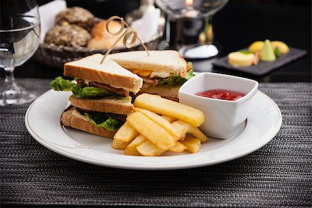 simsearch:400-08428929,k - Sandwich with fried eggs, bacon and lettuce served with french fries and ketchup Foto de stock - Super Valor sin royalties y Suscripción, Código: 400-08574285
