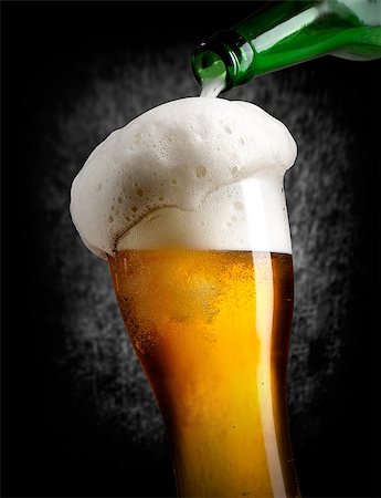 simsearch:400-05260769,k - Beer pouring into glass on black background Foto de stock - Royalty-Free Super Valor e Assinatura, Número: 400-08574627