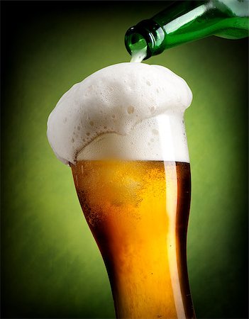 simsearch:400-05260769,k - Beer pouring into glass on green background Foto de stock - Royalty-Free Super Valor e Assinatura, Número: 400-08574628