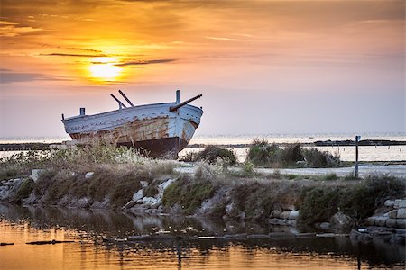 simsearch:400-06695001,k - An old and weathered boat at the sicilian sunset Foto de stock - Super Valor sin royalties y Suscripción, Código: 400-08574959