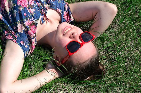 Girl lying on the grass and looking at the sky Stockbilder - Microstock & Abonnement, Bildnummer: 400-08575189