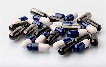 simsearch:400-04902997,k - Various medical dosage capsule black and navy blue. Close-up on white background Photographie de stock - Aubaine LD & Abonnement, Code: 400-08575320