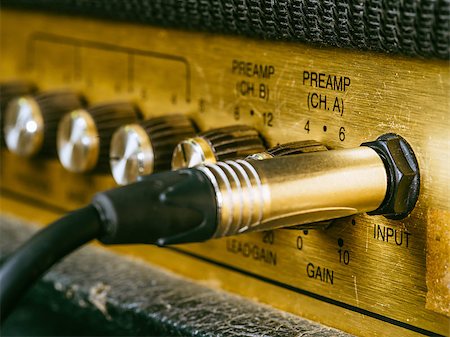 simsearch:685-02940297,k - Macro photo of a vintage electric guitar amplifier showing the knobs and input plug. Selective focus on the word input. Foto de stock - Royalty-Free Super Valor e Assinatura, Número: 400-08575573