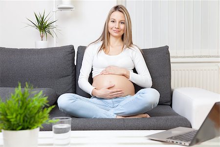 simsearch:400-05918412,k - Beautiful pregnant woman relaxing at home on a sofa Foto de stock - Royalty-Free Super Valor e Assinatura, Número: 400-08573020