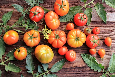 Red tomatoes with leaves on wooden background Stockbilder - Microstock & Abonnement, Bildnummer: 400-08573578