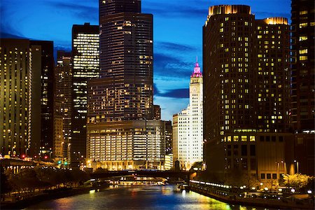 Wrigley Building surrounded by skyscrapers. Chicago, Illinois, USA, Foto de stock - Super Valor sin royalties y Suscripción, Código: 400-08616375