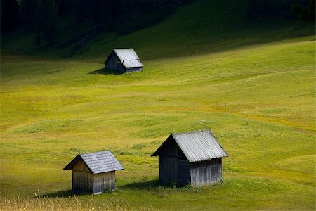 simsearch:400-04806827,k - Alpine meadow with wooden barns Fotografie stock - Microstock e Abbonamento, Codice: 400-08617114