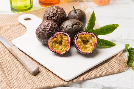 passiflora - Passion fruits on white ceramic tray on wooden table background. Photographie de stock - Aubaine LD & Abonnement, Code: 400-08625523