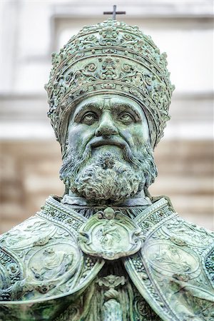 pape (religion) - An image of a statue of Pope Sixtus V in front of the Basilica della Santa Casa in Italy Marche Photographie de stock - Aubaine LD & Abonnement, Code: 400-08626955