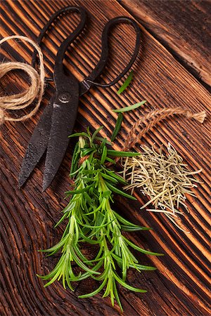 simsearch:400-08070604,k - Fresh and dry rosemary herb with vintage scissors on rustic wooden background. Culinary aromatic herbs. Stockbilder - Microstock & Abonnement, Bildnummer: 400-08629494