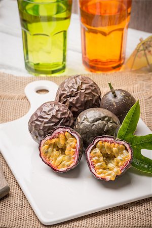 passiflora - Passion fruits on white ceramic tray on wooden table background. Photographie de stock - Aubaine LD & Abonnement, Code: 400-08620358