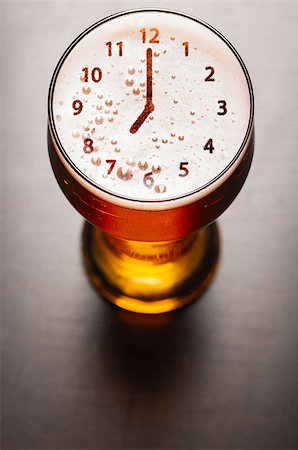 foam top - clock symbol on foam in beer glass on black table, view from above Stock Photo - Budget Royalty-Free & Subscription, Code: 400-08620957