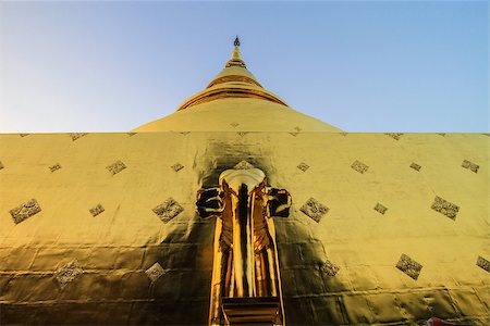 Golden Pagoda with gold elephant at Wat Pra Singh, Chaingmai, Thailand Photographie de stock - Aubaine LD & Abonnement, Code: 400-08668784