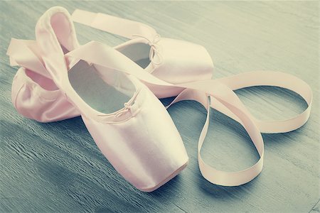 dancing on tables - new pink ballet pointe shoes on  wooden background in vintage style Foto de stock - Super Valor sin royalties y Suscripción, Código: 400-08668994