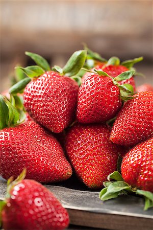 simsearch:400-08672192,k - Fresh organic ripe strawberry on wooden table Photographie de stock - Aubaine LD & Abonnement, Code: 400-08669467