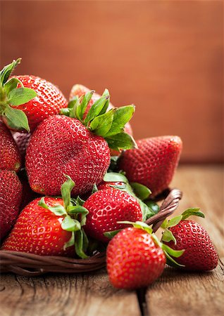 simsearch:400-08672192,k - Fresh organic ripe strawberry on wooden table Photographie de stock - Aubaine LD & Abonnement, Code: 400-08669468