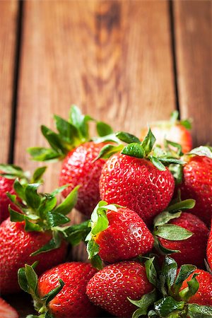 simsearch:400-08672192,k - Fresh organic ripe strawberry on wooden table Photographie de stock - Aubaine LD & Abonnement, Code: 400-08669474