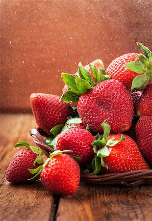 simsearch:400-08672192,k - Fresh organic ripe wet strawberry on wooden table with water splash around Photographie de stock - Aubaine LD & Abonnement, Code: 400-08669470