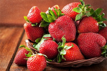 simsearch:400-08672192,k - Fresh organic ripe strawberry on wooden table with water splash around Photographie de stock - Aubaine LD & Abonnement, Code: 400-08669471