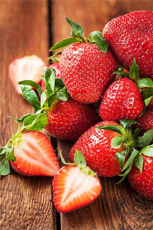 simsearch:400-08672192,k - Fresh organic ripe strawberry on wooden table Photographie de stock - Aubaine LD & Abonnement, Code: 400-08669472