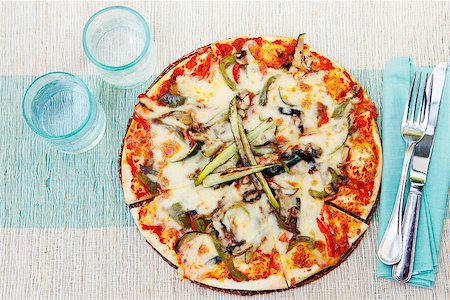 Healthy vegetables and mushrooms vegetarian pizza on napkin Top view Photographie de stock - Aubaine LD & Abonnement, Code: 400-08669862