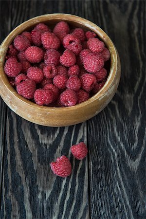 simsearch:400-07667203,k - Fresh ripe raspberry on a wooden plate Stock Photo - Budget Royalty-Free & Subscription, Code: 400-08677444