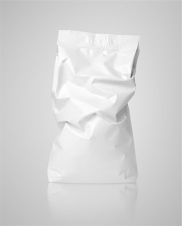 simsearch:400-08290789,k - White crumpled blank paper bag package with creases on gray with clipping path Foto de stock - Super Valor sin royalties y Suscripción, Código: 400-08679964