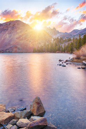 Beautiful vivid sunset at Big Virginia Lake, Eastern Sierra Nevada. California, USA Foto de stock - Royalty-Free Super Valor e Assinatura, Número: 400-08670087