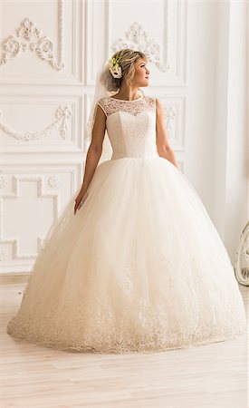 simsearch:400-05201906,k - Portrait of beautiful bride. Wedding dress. Wedding decoration Stockbilder - Microstock & Abonnement, Bildnummer: 400-08670304