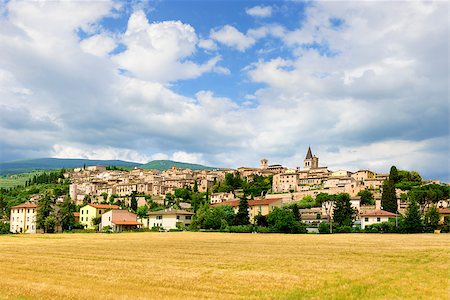 spello - Cityscape on Spello in Italy in the province of Perugia in Umbria Foto de stock - Super Valor sin royalties y Suscripción, Código: 400-08670508